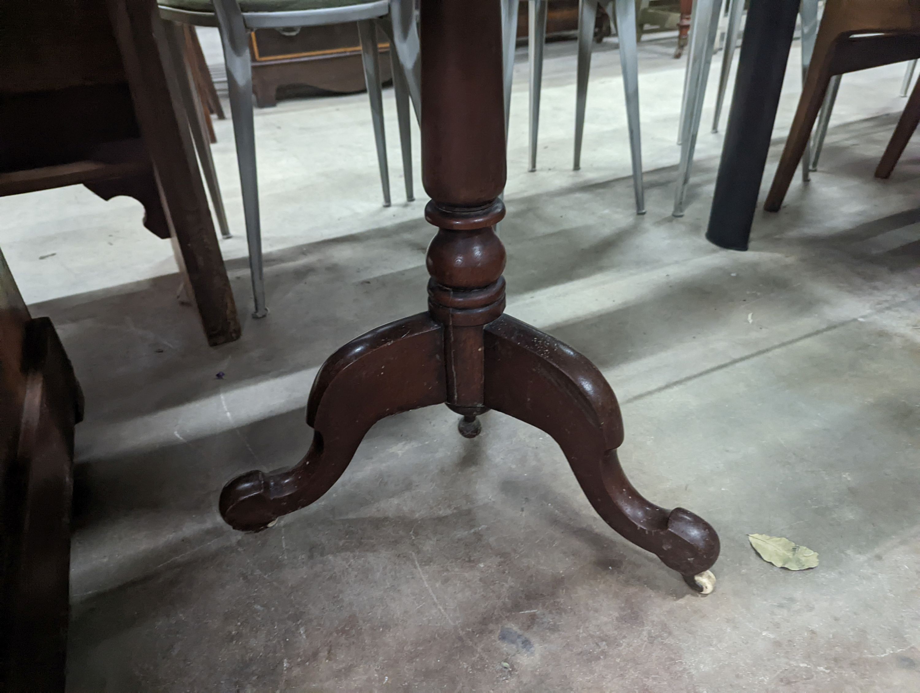 A Victorian circular mahogany tripod tea table, diameter 88cm, height 73cm